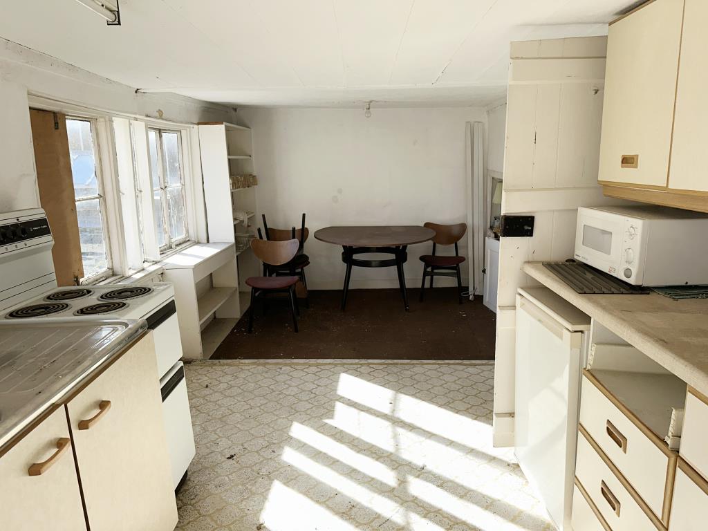 Lot: 162 - COMMERCIAL PREMISES WITH THREE-BEDROOM MAISONETTE CLOSE TO HIGH STREET FOR REPAIR - Flat - Kitchen